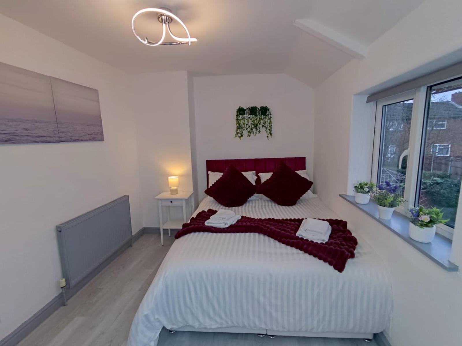 Comfortable 3 Bedrooms Leeds Beach House - Ideal For Family And Contractors - Free Parking For 2 Cars Exterior photo