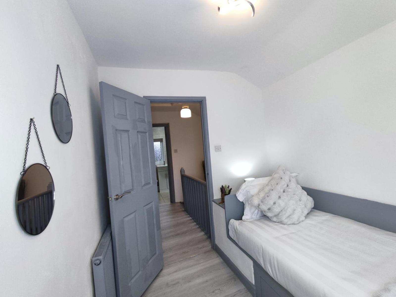 Comfortable 3 Bedrooms Leeds Beach House - Ideal For Family And Contractors - Free Parking For 2 Cars Exterior photo