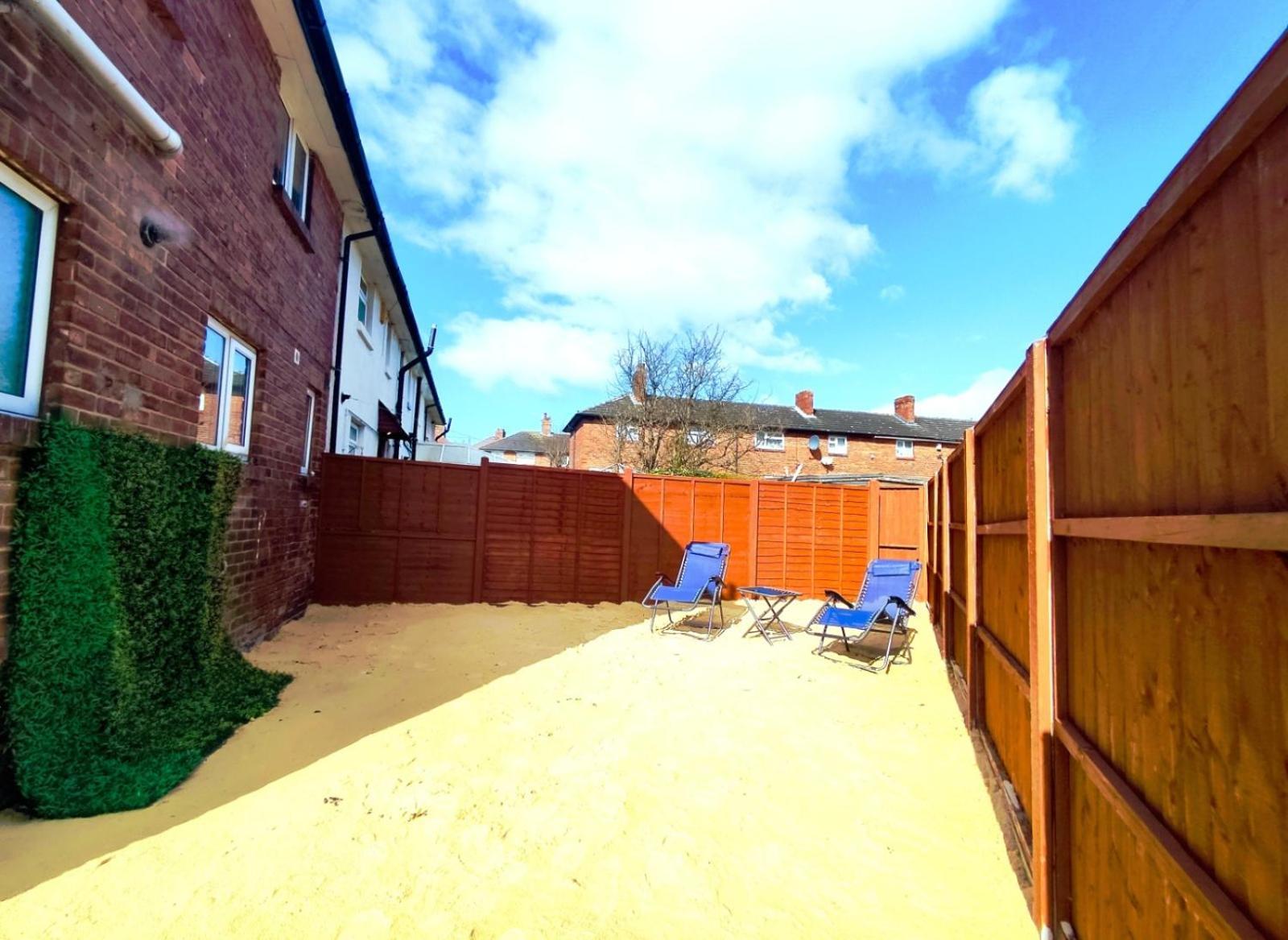 Comfortable 3 Bedrooms Leeds Beach House - Ideal For Family And Contractors - Free Parking For 2 Cars Exterior photo