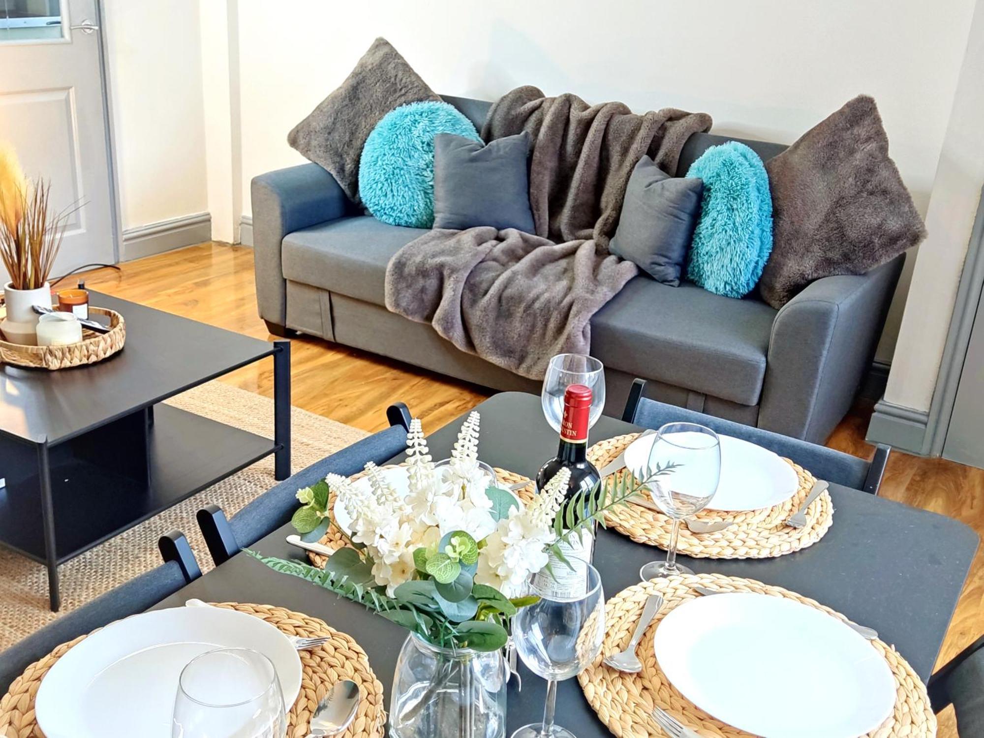 Comfortable 3 Bedrooms Leeds Beach House - Ideal For Family And Contractors - Free Parking For 2 Cars Exterior photo