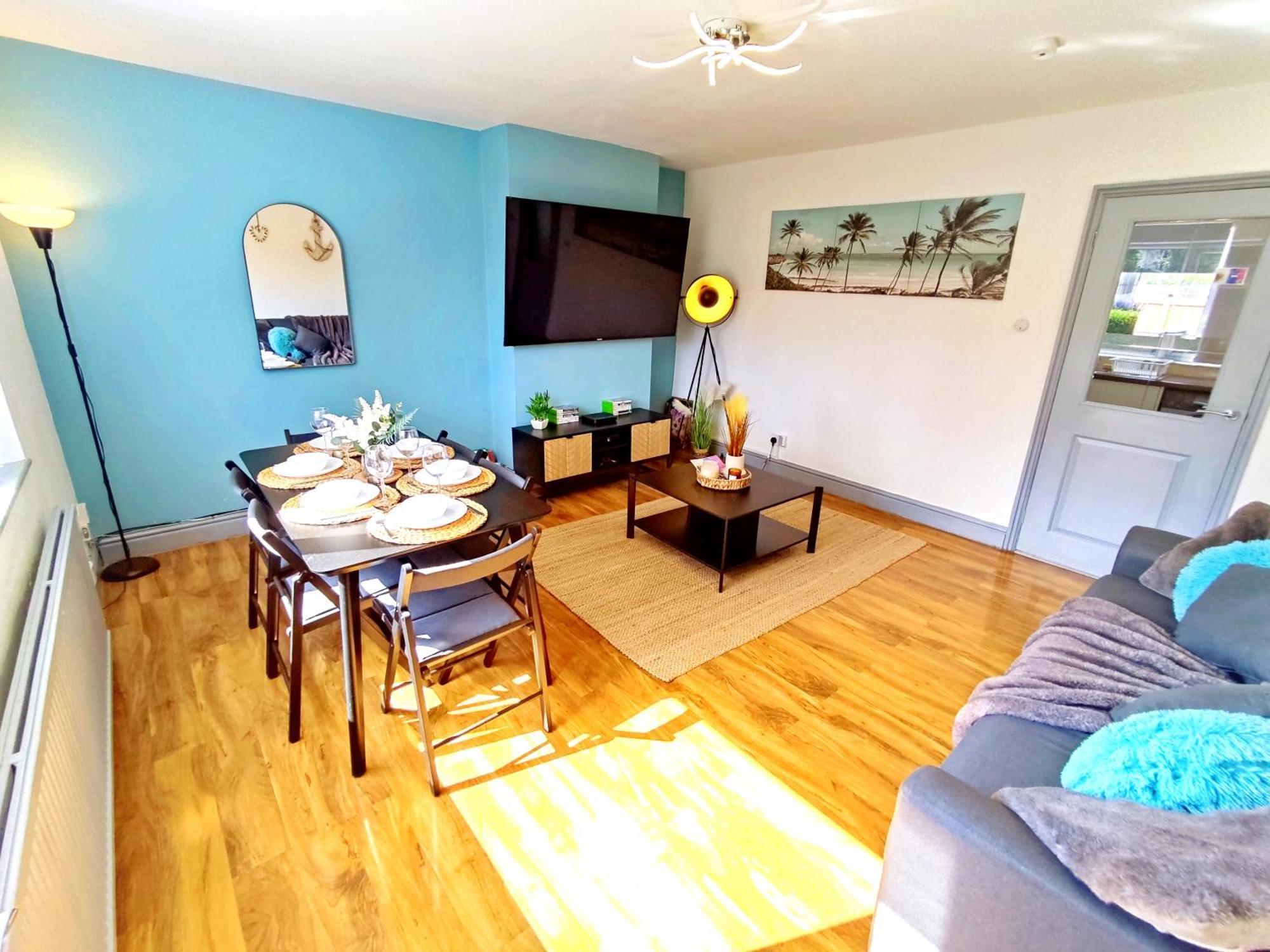 Comfortable 3 Bedrooms Leeds Beach House - Ideal For Family And Contractors - Free Parking For 2 Cars Exterior photo