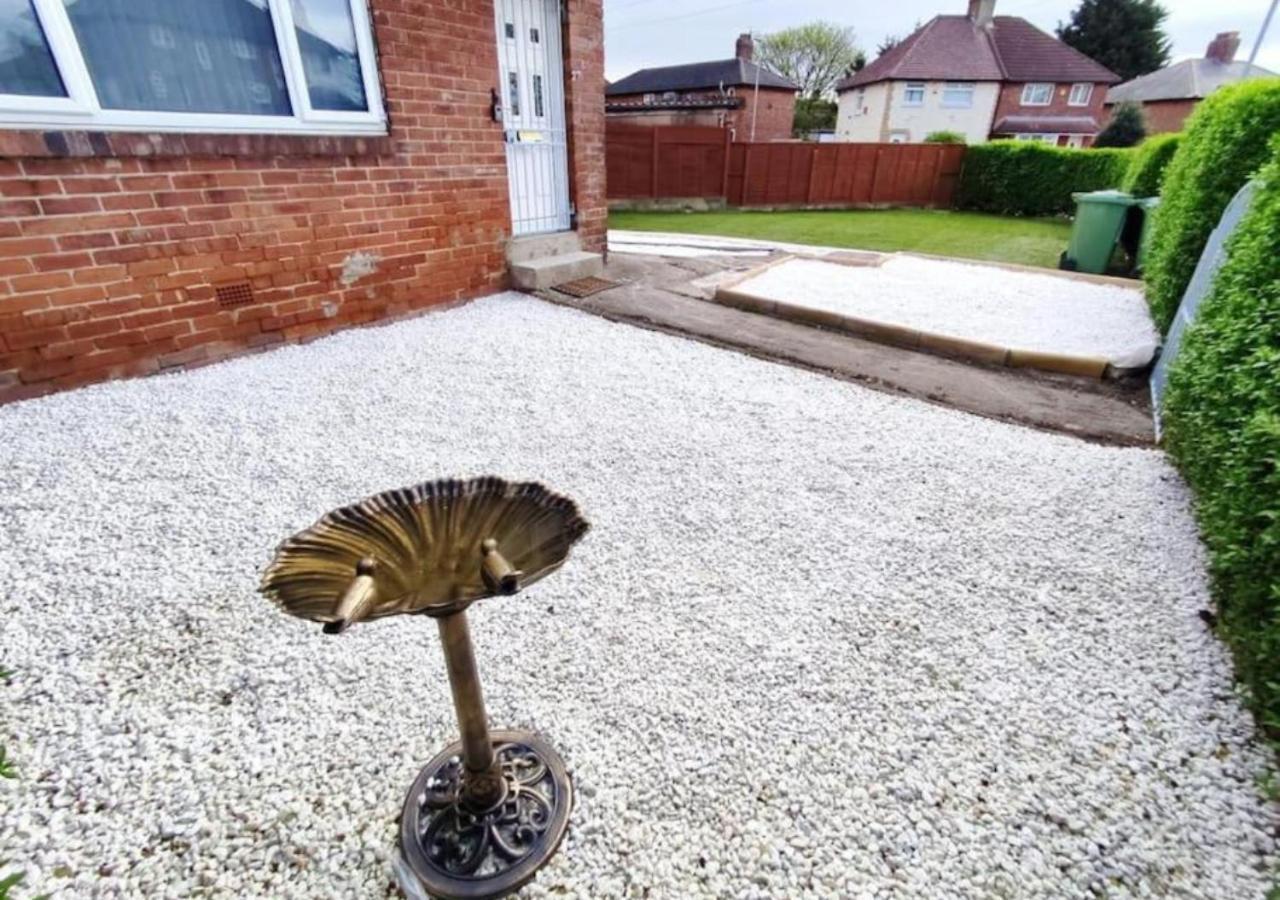 Comfortable 3 Bedrooms Leeds Beach House - Ideal For Family And Contractors - Free Parking For 2 Cars Exterior photo